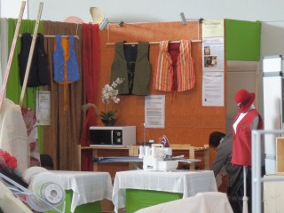 Stand mit Kirschkernwesten